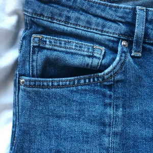  - Jeans med sömn fram-och baktill och medelhög midja. Mycket bra skick! 