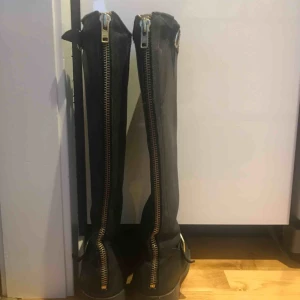  - Ett par Johnny Bulls stövlar som knappt är använda. Fick dom i födelsedagspresent för 3 år sedan. Storlek 37, svarta med guldiga detaljer. De är använda ett fåtal gånger året jag fick dom. Säljer dom för jag inte använder dom.  400kr exl frakt 