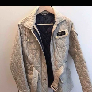  - Jätte fin Barbour jacka som passar perfekt till hösten, knappt använd.Är en 36 men den är mer som en 38a enligt mig som brukar ha 38a. Lägger upp annonsen igen till billigare pris då jag bara vill få den såld!