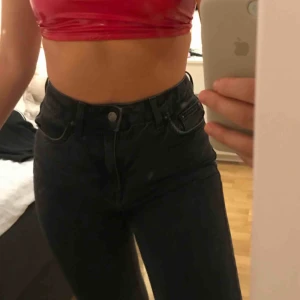  - Svarta ”urtvättade” mom jeans, bra skick! Tyvärr för små för mig, använda några fåtal gånger. Fläcken i bak = tvättfläck.