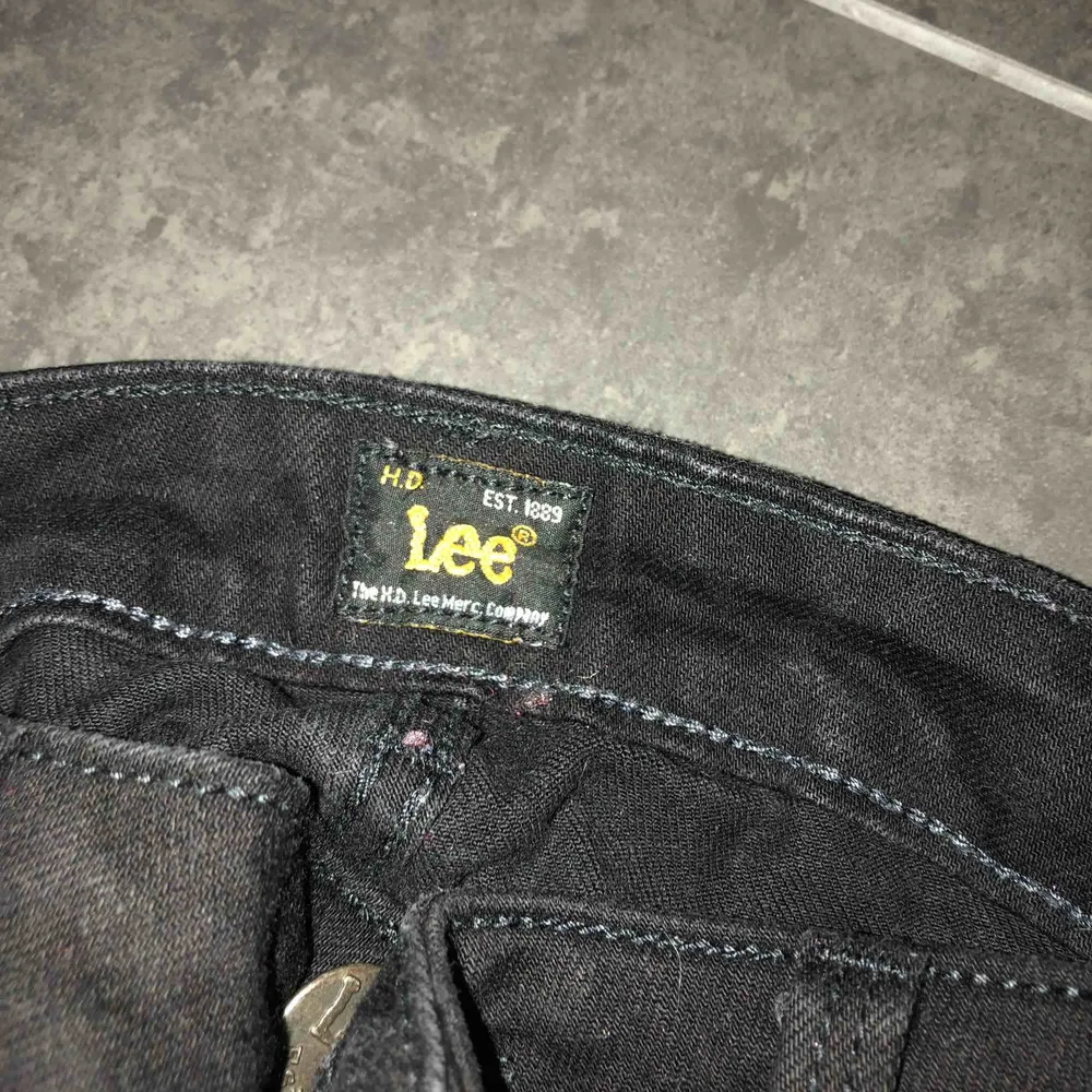 Snygga svarta bootcut från Lee. Jeans & Byxor.