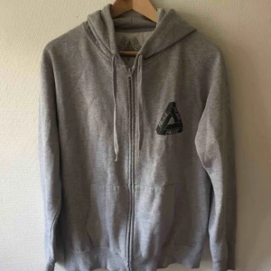  - Grå Palace hoodie i storlek M. Välanvänd men har mycket kvar att ge! 