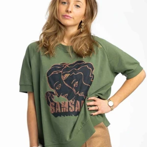  - Second hand oversized T-shirt med nytt tryck! Spara 2700 liter vatten och 1.4kg koldioxid utsläpp genom att köpa denna tröja!  Den enda tröjan av dess sort! Modell:160cm.        Följ oss på Instagram @samsarauf