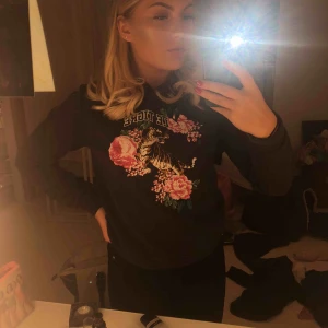  - Hoodie från Gina Tricot (köparen står för frakt själv)