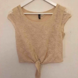  - Supersöt t-shirt i spets med transparenta ärmar och knytning. Ljusrosa, puderrosa, smutsrosa, mot beige. Litet lätt magtröja.  Kan mötas i Stockholm eller skicka mot fraktkostnad! ✨🌸✨