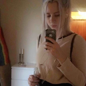  - kort, tunn tjocktröja i sweatshirtmodell. färgen är dusty pink. passar finfint till exempelvis höga mom jeans eller höga adidasbrallor. har haft den länge men skicket har förblitt detsamma. säljer massor (kmr mycket nytt i dagarna), mängdrabatt finnes! 