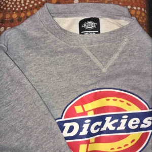  - Säljer nu min fina dickies tröja. Den ser helt oanvänd ut. Herrstorlek medium men sitter som en vanlig medium för tjej.  Nypris 500. Köparen står för frakt, kan annars mötas upp i Linköping. (Sista bilden är lånad av modell, de andra 2 är mina) 