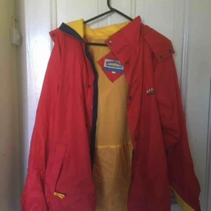  - Regn/vindjacka i använt skick. Frakt inräknad i priset.