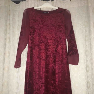  - En av mammas fina långklänningar! I sammet, detaljer på ärmarna. Använd ca fem gånger. Ingen av oss går dessvärre i den längre så kan ej visa hur den ser ut på. På mig går den ner till vristerna, så den är rätt lång. Betalas via swish, frakt ingår! ✨