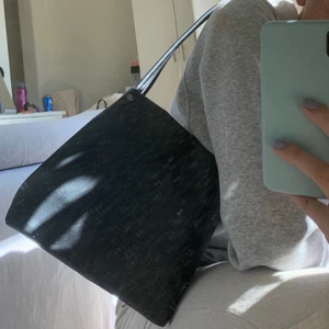 Axelväska - Säljer denna axelväska för 100kr plus frakt på 63kr ❤️❤️❤️