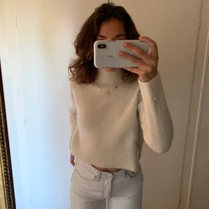 Cropped stickad tröja - Jättefin vit stickad polo som är cropped från & Other Stories! Säljer enbart då den ej passar och den har använts max 3-4 gånger. Nypris var 490 kr när jag köpte den!  Fraktkostnad tillkommer , annars kan vi mötas upp i Lund/närheten💕💕 (börjar om med plick för de som sätt annonsen innan)