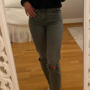 Gråa jeans från Zara med hål på knäna i storlek 34. Stretchigt material 🌸 köpt förra året men endast använt fåtal gånger, som nya! Köparen står för frakten!