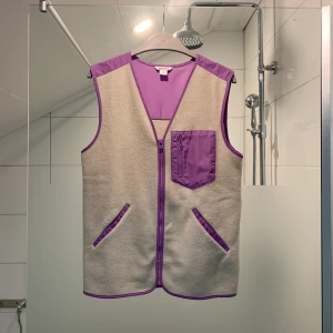 Väst - Använd vid ett tillfälle. Sitter som en S/M. Köpte i Paris för 300 kr. frakt tillkommer om du ej befinner dig i Stockholm. :)