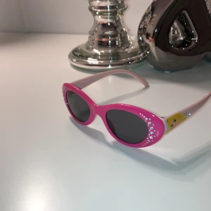 Barn solglasögon - Barbie solglasögon för barn!💫 (Skriv för fler bilder, kunden står för frakten som summan varierar beroende på varans vikt) 