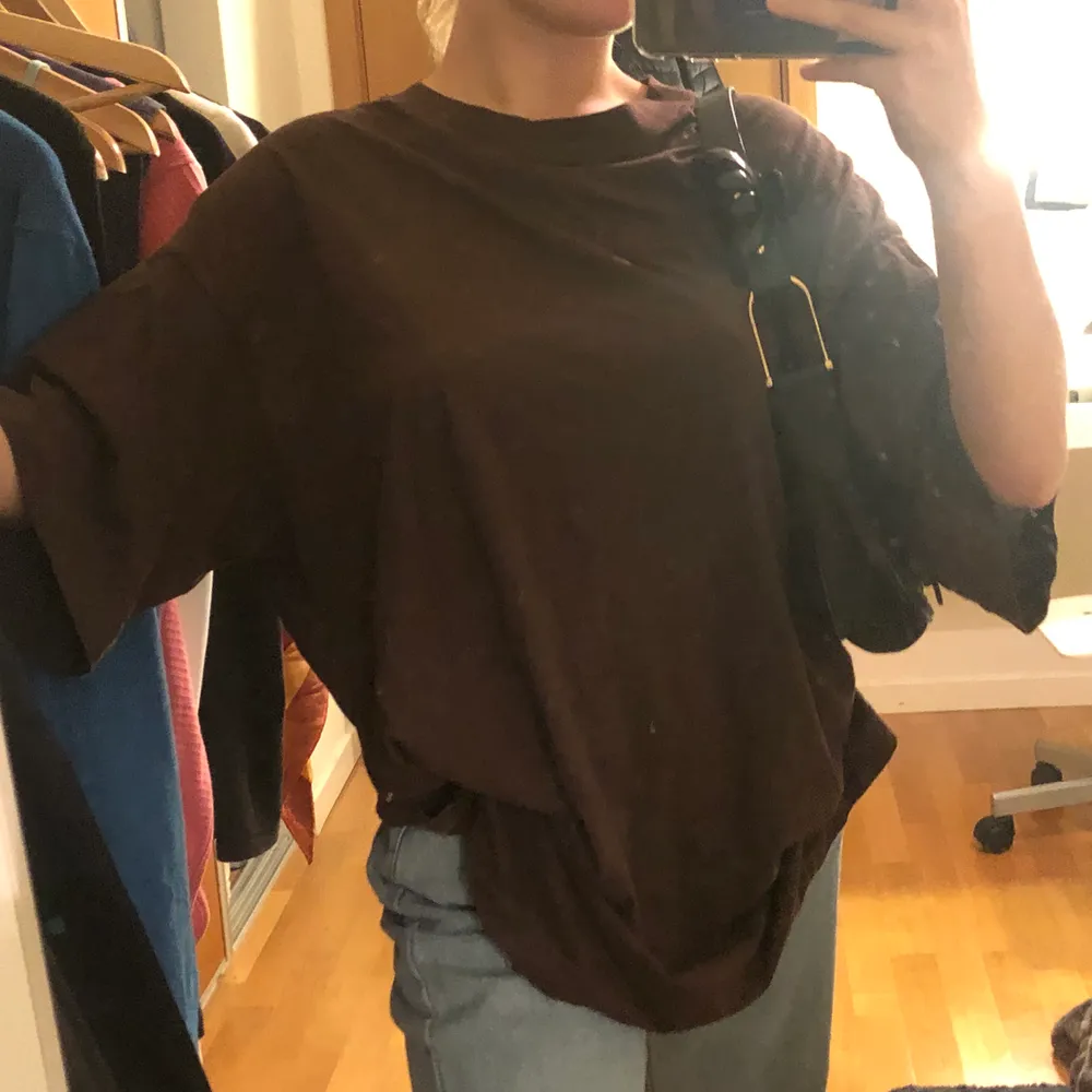 Oversized brun t-Shirt från weekday i storlek XS. Köparen står för frakt 💜. Toppar.