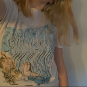 Zara larsson T-shirt  - Söt zara larsson T-shirt, soo good. Köpte den på hennes konsär för ett år sen ca. Bra kvalitet! Stl xs men passar på medium❣️ 50kr+frakt