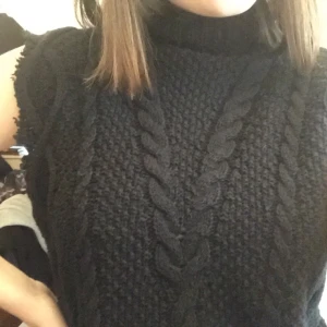 Svart vest - Svart stickad vest! Shit snygg! Storlek S-L skulle jag säga då den e lite oversized!