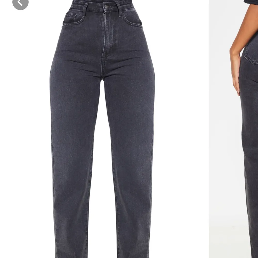 Svarta raka jeans från prettylittlething med slits. Endast testade så dom är i nyskick. Storlek 8 vilket motsvarar 36,S. Fraktar eller möts upp i Solna, Stockholm 250kr ink frakt. Jeans & Byxor.