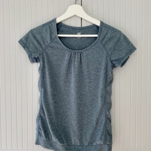 Träningsshirt - Säljer denna träningsshirt som knappt är använd. Skulle säga att färgen är grå/blå. Superfin fast dock för liten för mig nu. 🙈❤️