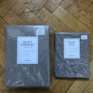 H&M home Påslakan  - Gråbegiet påslakanset med ett extra örngott. Helt oanvänt och oöppnat. Nypris påslakanset 699kr och örngottet 129kr. 