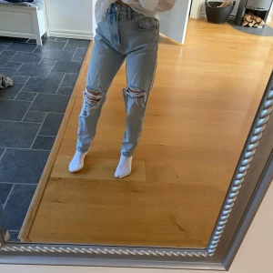 Jeans från zara  - Snygga jeans från zara. Använda 3 gånger. Säljer då dem bara ligger i garderoben. Köpta i mitten av agusti. Köpta för 359. Buda från 250z säljer bara om jag får ett bra bud. 
