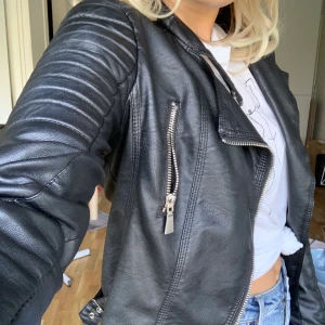 Skinnjacka Chiquelle - Säljer nu denna populära moto jacket från Chiquelle som ofta är slutsåld på hemsidan. Är ca 2 år gammal men sparsamt använd så den är i fint skick. Dock ett litet hål i fodret i ena ärmen vilket syns på tredje bilden. Det är storlek 40/M men är lite liten i storleken så passar även någon med strl 38 (vilket jag har vanligtvis). Nypris: 699kr