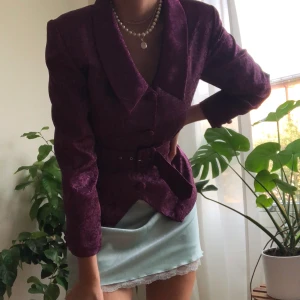 Vintage blus - Vintage lila blus med bälte! Hur ball?? 60kr spårbar frakt!