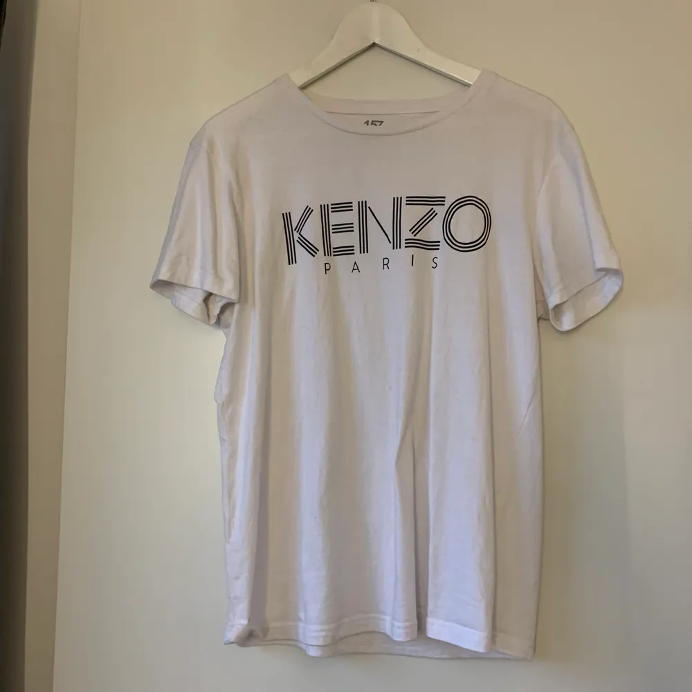 En fake kenzo tröja som e köpt på en marknad förra året, har faktikst aldrig använt den. Den syns inte att den e fake förutom att de står att den e från lager 157 som ni kanske ser. Den e lite större än s i storleken . T-shirts.
