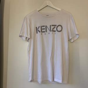 En fake kenzo tröja som e köpt på en marknad förra året, har faktikst aldrig använt den. Den syns inte att den e fake förutom att de står att den e från lager 157 som ni kanske ser. Den e lite större än s i storleken 