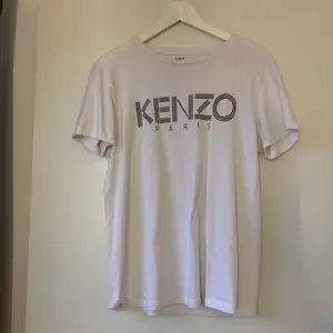 En fake kenzo tröja som e köpt på en marknad förra året, har faktikst aldrig använt den. Den syns inte att den e fake förutom att de står att den e från lager 157 som ni kanske ser. Den e lite större än s i storleken 