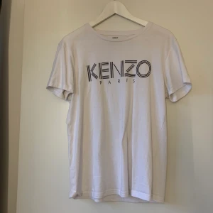 Fake kenzo - En fake kenzo tröja som e köpt på en marknad förra året, har faktikst aldrig använt den. Den syns inte att den e fake förutom att de står att den e från lager 157 som ni kanske ser. Den e lite större än s i storleken 