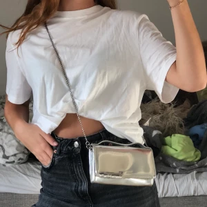 Carin Wester väska  - As snygg och unik väska från Carin Wester, använd ett fåtal gånger. Ganska så liten så passar perfekt att ha som clutch. Bandet går att byta ut och ta av om man vill det! Skriv privat om ni vill ha fler eller bättre bilder, kan mötas upp men annars står köparen för frakten💓