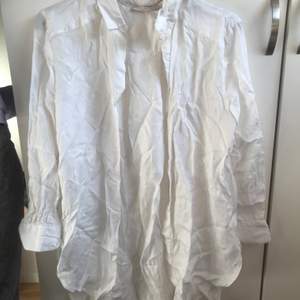 En vit skjorta får Wera Stockholm, köpt på MQ. Lite längre o super fin