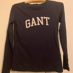 Tunn Gant tröja i bra skick, inga fläckar eller slitningar.