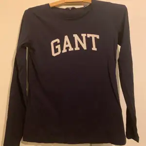 Tunn Gant tröja i bra skick, inga fläckar eller slitningar.
