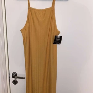 Klänning NLY Trend strl M - Jättefin gul klänning av jättefint material helt ny aldrig använd etiketterna är kvar. Storlek Medium, nypris 400kr 