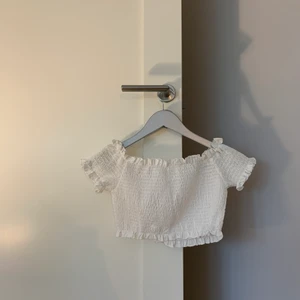Off shoulder topp - Säljer denna super gulliga off shoulder toppen🥰 Har aldrig använt denna så den är i mycket bra skick. 