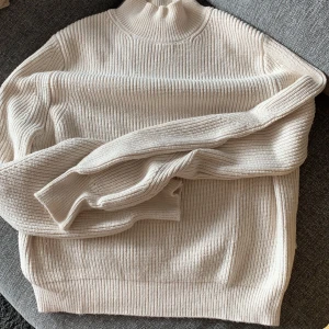 Stickad tröja  - Beige stickad tröja i fint skick, storlek L men skulle mer säga att den är som en S/M💞 