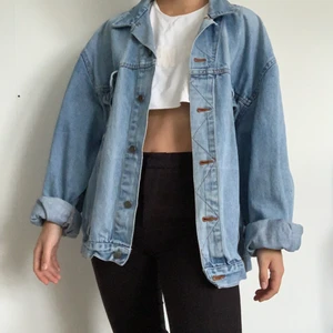 Oversized jeansjacka XL - Superfin oversized jeansjacka i storlek XL, passar till allt! Fraktavgift på 95kr tillkommer. 