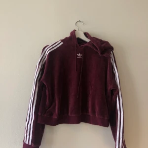Adidas tröja  - Vinröd Adidas tröja. Använd 2 ggr. Stl S (lite oversize). 
