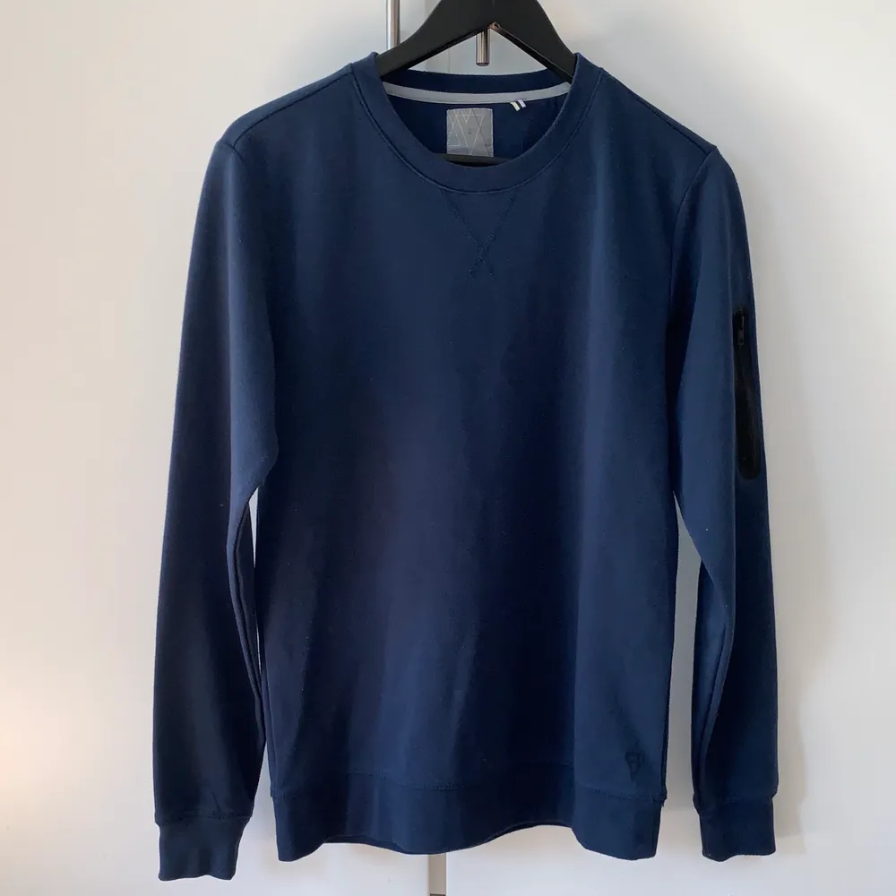 Snygg marinblå tröja som är köpt i fel storlek och endast använd en gång. Inköpt för 400:- men vill endast ha 200:-. Toppar.