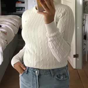 Gant tröja  - Säljer denna jättefina kabelstickade tröja från gant i storlek xs men som passar en S (budgivning pågår, högsta bud: 70kr) 