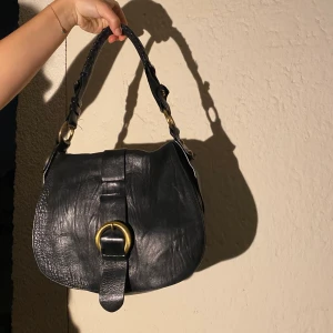 Snygg och rymlig väska! - Supersnygg väska som får plats med det mesta! Gör skoloutfitten komplett och passar med ALLT💖 om fler är intresserade sker budgivning! Köparen står för frakt  🚚 