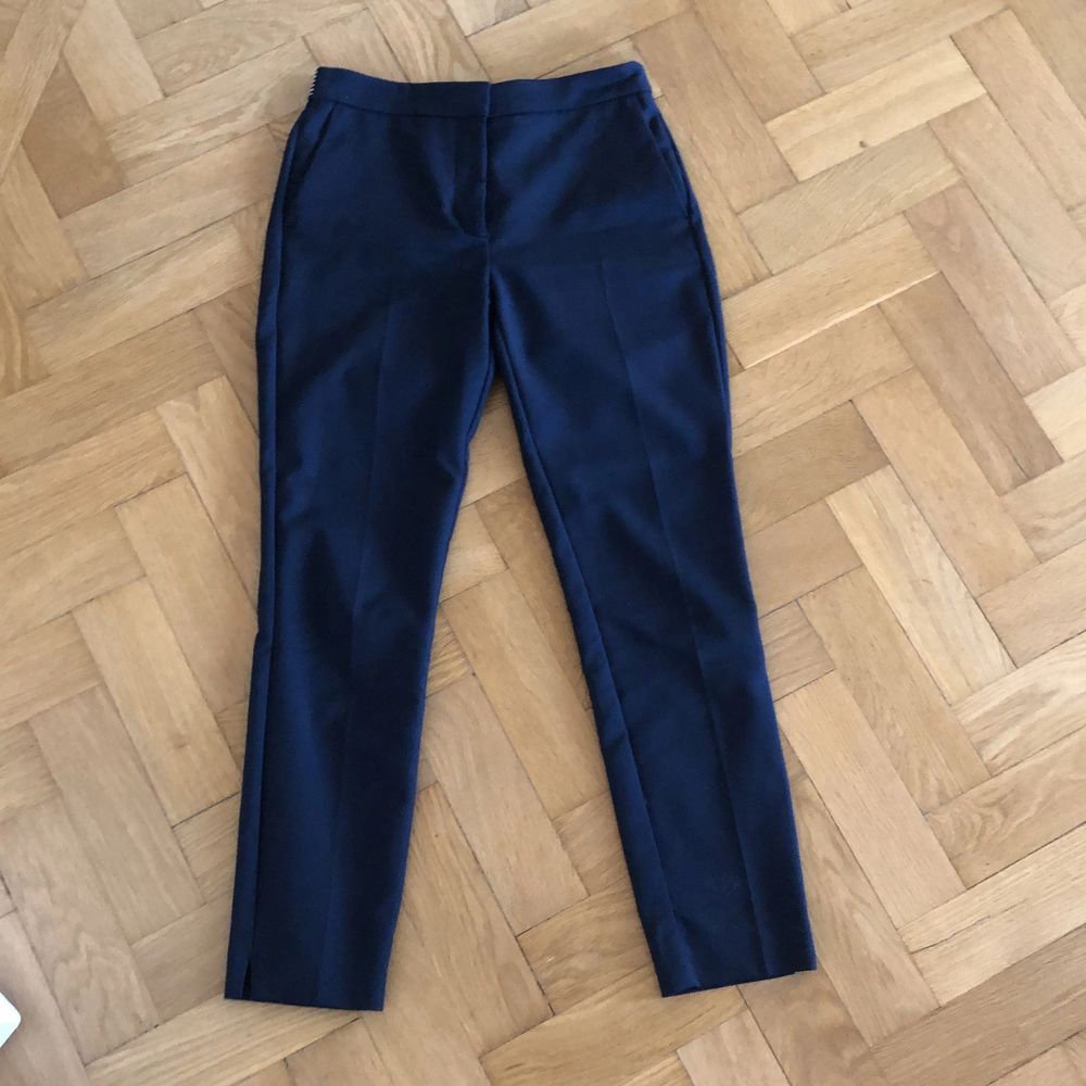 Jättefina mörkblå kostymbyxor från Zara. Säljer då de är lite små för mig. Storlek S men skulle säga att de sitter mer som xs/s. Endast använda en gång💖 100kr +frakt. Kan även mötas upp i Malmö eller Båstad. Jeans & Byxor.