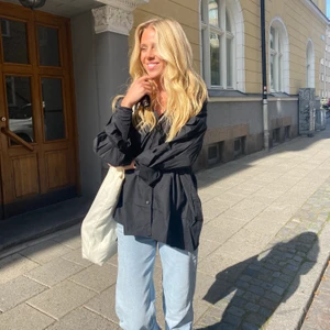 Oversized svart skjorta - Råkade beställa två stycken. Säljer därför en som är helt oanvänd med prislapp kvar. Frakt tillkommer 63kr