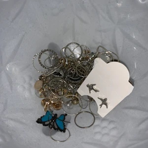 smycken - Massor olika smycken i både guld och silver, örhängen, ringar, halsband, armband. Används inte av mig. Allting för 50 kr + frakt. 