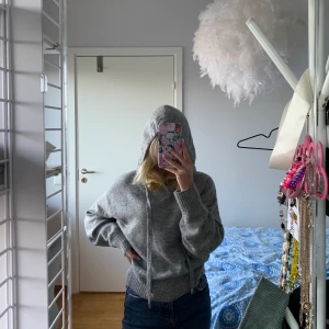 HM, grå hoodie, strl XS - Världens mysigaste tröja i grått. Möts upp i Stockholm.