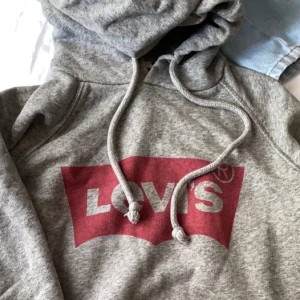 Levis Hoodie  - Denna hoodie har inte kommit till användning och är för kort för mig i ärmarna då jag bara använt den ca 5 ggr. Den är äkta och har inga skador eller hål. Den är i storlek XXS men ja tycker den sitter som en S. ❤️ (ordinarie pris är runt 550kr)
