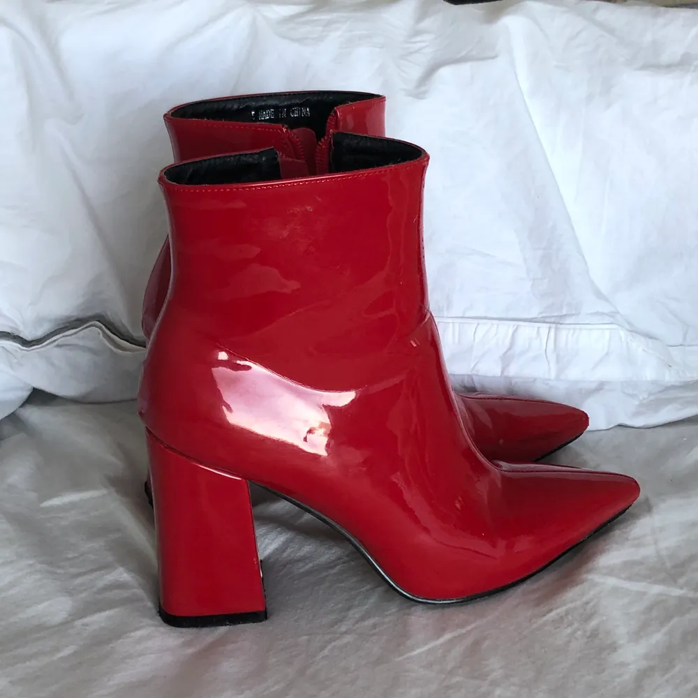 Säljer dessa ursnygga röda boots i strl 38 från Public desire. Normala i storleken. I väldigt bra skick. ❣️. Skor.