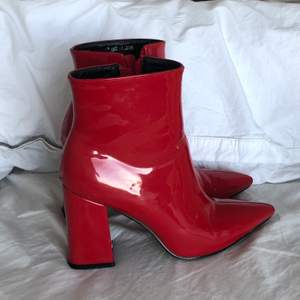 Säljer dessa ursnygga röda boots i strl 38 från Public desire. Normala i storleken. I väldigt bra skick. ❣️